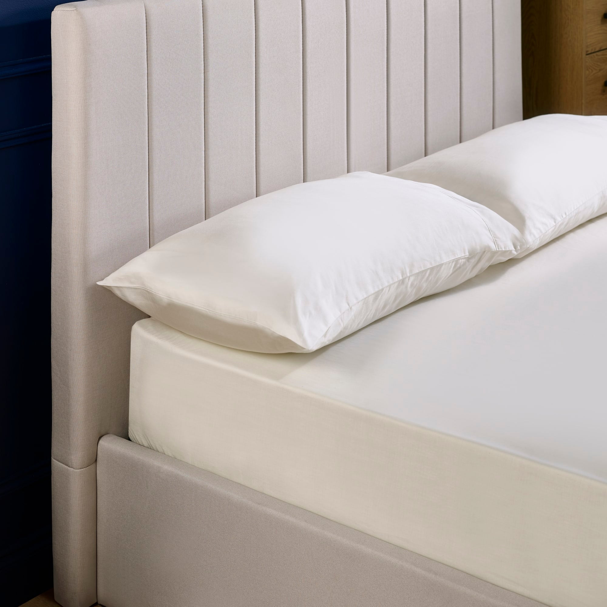Aylen Oatmeal Linen Upholstered 150cm King Size Ottoman Storage Bed Frame