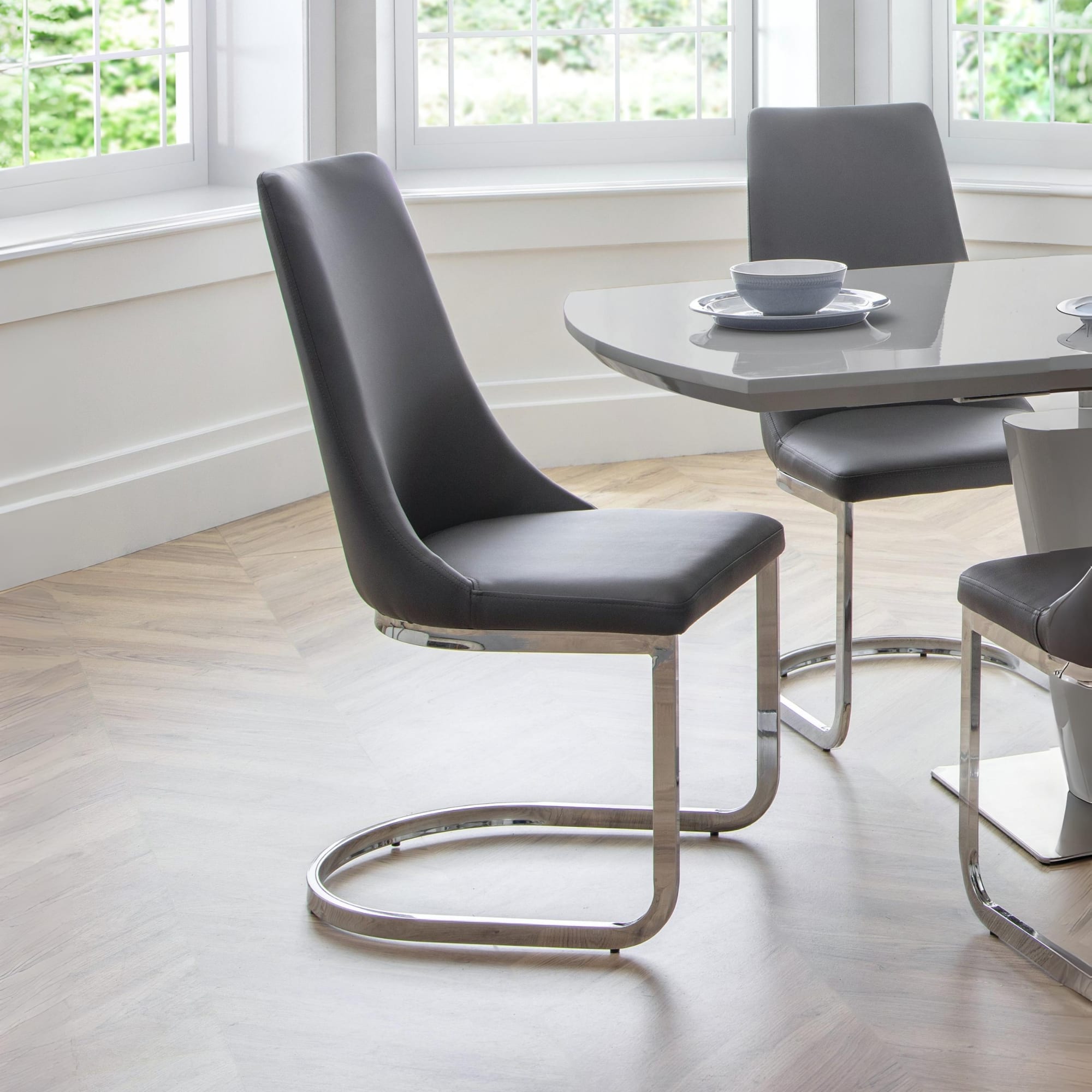 Set Of 2 Como Cantilever Dining Chairs